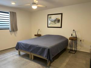 una camera con letto e ventilatore a soffitto di Lagun Sunset Resort All Natural Clothing Optional a Lagun Altre 37 foto