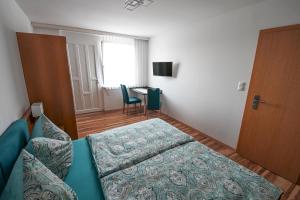 A bed or beds in a room at Gästehaus zum See