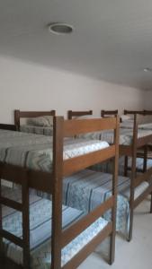 Łóżko lub łóżka piętrowe w pokoju w obiekcie Hostel Praia de Ondina