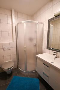A bathroom at Gästehaus zum See