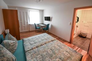 A bed or beds in a room at Gästehaus zum See