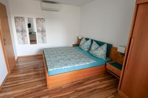 A bed or beds in a room at Gästehaus zum See