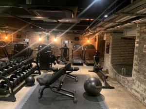 萊斯特的住宿－Leicester City Center - Sauna Pool Gym，健身房,里面设有一排运动自行车和举重器材