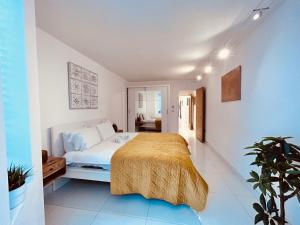 una camera bianca con un letto in una stanza di Stunning Spacious B.Apt. Slps.4 a Londra