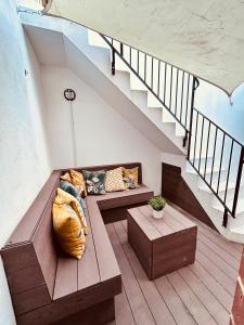 une chambre avec deux bancs et un escalier dans l'établissement Stunning Spacious B.Apt. Slps.4, à Londres