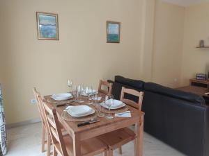 - une table à manger avec des chaises et un canapé dans l'établissement Casa Almazara, à La Puebla de Cazalla