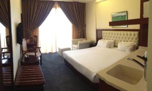 Giường trong phòng chung tại Midtown Hotel & Suites