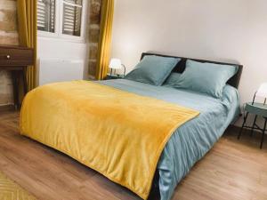 Posteľ alebo postele v izbe v ubytovaní BLUE FOUNTAIN Luxueux Studio Aix Centre Historique -WIFI-SMART TV-