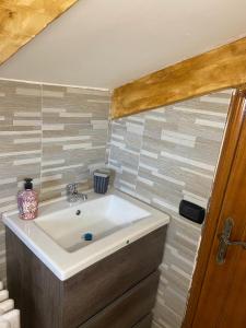 bagno con lavandino bianco in camera di Tulipipì a Sant'Albino Altre 13 foto