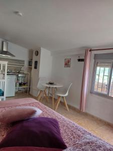 Zimmer mit einem Bett und einem Tisch sowie einer Küche in der Unterkunft Casa Josa in Ontinyent
