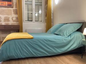Posteľ alebo postele v izbe v ubytovaní BLUE FOUNTAIN Luxueux Studio Aix Centre Historique -WIFI-SMART TV-
