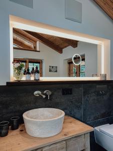 La salle de bains est pourvue d'un grand lavabo sur un comptoir. dans l'établissement Chalet Alpin mit privatem Whirlpool und Sauna, à Bayrischzell