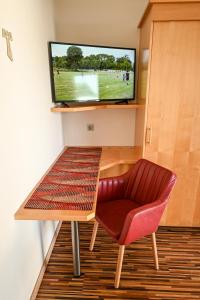 A television and/or entertainment centre at Gästehaus zum See
