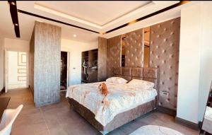 - une chambre avec un grand lit dans l'établissement Villa white, à Antalya
