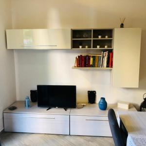 een woonkamer met een tv op een bureau bij OUR HOME in Rapallo