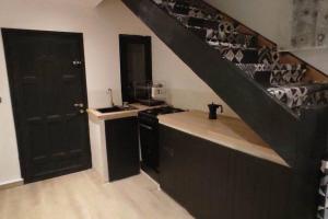 uma cozinha com uma escada que leva a uma cozinha com um fogão em F2 duplex plages et promenades em Annaba