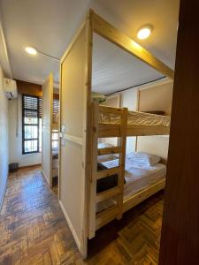 Habitación con 2 literas y pasillo. en Panda Hostel Mendoza en Mendoza