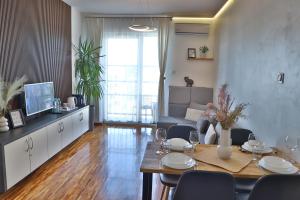 sala de estar con mesa, sillas y sofá en Praga Premium Comfort en Varsovia