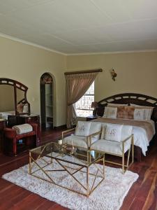Johannesburg的住宿－Stunning 2 Bedrooms and 2 Bathroom No loadshedding，一间卧室配有一张带玻璃茶几的床