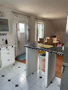 eine Küche mit einer Arbeitsplatte in einem Zimmer in der Unterkunft Schöne Ferienwohnung im Voralpenland in Pfaffing