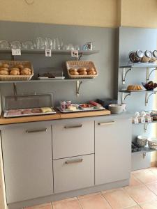 A kitchen or kitchenette at Gästehaus zum See