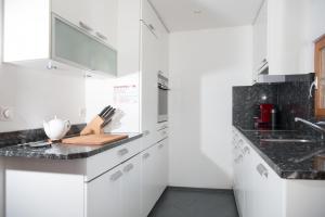 Cucina o angolo cottura di Holiday flat Val di Lai with Jacuzzi for 6 persons-Lenzerheide