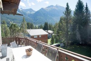 Vista generica sulle montagne o vista sulle montagne dall'interno dell'appartamento