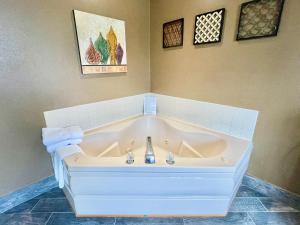 una gran bañera blanca en una habitación en The Quincy Inn & Suites en Quincy