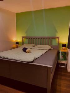 um quarto com uma cama com um urso de peluche em Wohnen im Fachwerk - Ferienwohnung Fenja em Nentershausen