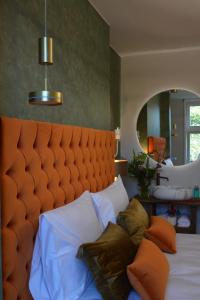 una camera da letto con un grande letto con cuscini sopra di The IF Boutique hotel ad Amsterdam
