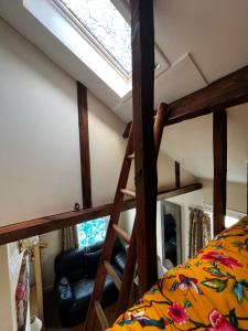 Palanda nebo palandy na pokoji v ubytování Norwich’s Smallest House