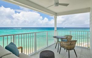 uma varanda com vista para o oceano em Morningstar Buoy Haus Beach Resort at Frenchman's Reef, Autograph Collection em Nazareth