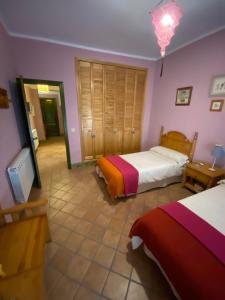 um quarto de hotel com duas camas e um espelho em Casa Rural el Zapatero 