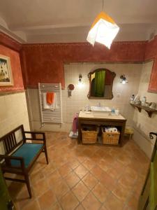 uma casa de banho com um lavatório, um espelho e uma cadeira em Casa Rural el Zapatero 