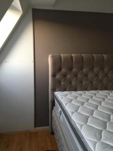 cream apartment tesisinde bir odada yatak veya yataklar