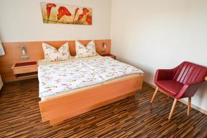 A bed or beds in a room at Gästehaus zum See