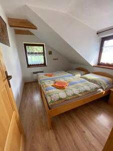 małą sypialnię z łóżkiem na poddaszu w obiekcie Apartmán Donovaly Mišuty w mieście Donovaly