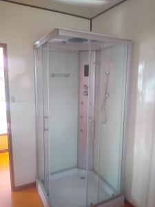 eine Dusche mit Glaskabine in einem Zimmer in der Unterkunft Uros Titicaca Mallku lodge in Puno