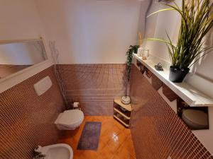 bagno con servizi igienici e lavandino di Anastasia's boutique apartment a Cattolica