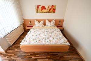 1 dormitorio pequeño con 1 cama en una habitación en Gästehaus zum See, en Illmitz