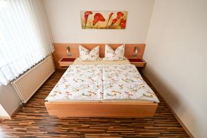 A bed or beds in a room at Gästehaus zum See