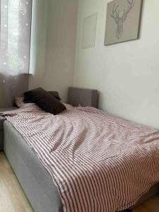 A bed or beds in a room at Ruhige, gemütliche 1-Zimmer-Wohnung nahe FFM