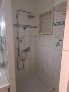 a bathroom with a shower with a tub and a sink at Studio cosy les pieds dans l'eau à l'autre bord in Le Moule