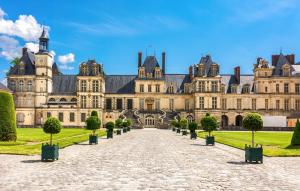 a large building with a pathway in front of it at Apatam-Montigny, bord du Loing in Bourron-Marlotte