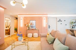 Zona d'estar a Pink Perfection - One-Bedroom Gemstone Oasis