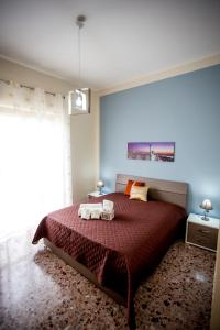 卡普阿的住宿－B&B L'Aurora CAPUA，一间卧室配有一张床,上面有两条毛巾