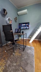 TV a/nebo společenská místnost v ubytování Tiny House, Kesk Loft