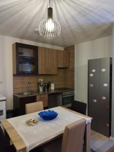 uma cozinha com uma mesa com um guardanapo azul em Apartman Sandi em Novi Travnik