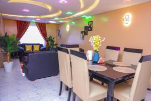 - une salle à manger avec une table et des chaises dans l'établissement Milimani Apartment Comfy Homestay, à Nakuru