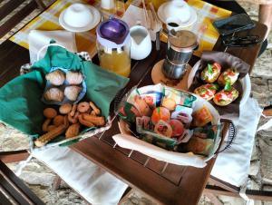 サンタ・クローチェ・カメリーナにあるI Dammusiの食べ物のバスケットが入ったテーブル